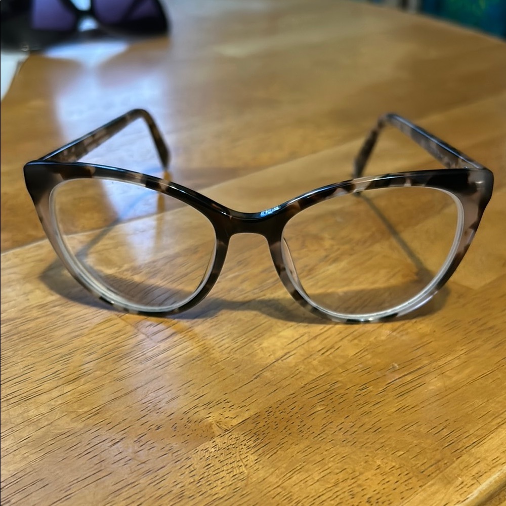 Stylish Tortoiseshell Cat-Eye Glasses